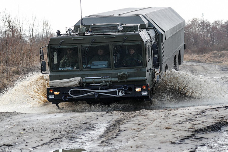 Trong ảnh là xe phóng tự hành K-340P được đặt trên khung gầm MZKT-7930, mỗi xe mang theo 2 ống phóng TPS dài 8,1m và có đường kính 71 cm, trọng lượng là 3.900 kg. Nguồn ảnh: News Kaliningrad.