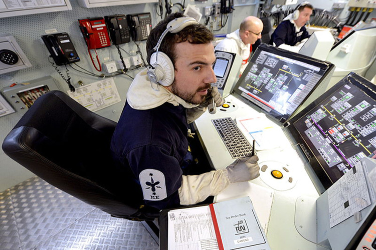 Theo một số nguồn tin, các loại máy tính dùng cho hệ thống Sea Viper sử dụng phiên bản hệ điều hành "cũ rích" Windows 2000. Tuy nhiên, chúng được thiết kế lại để đảm bảo nhiệm vụ vận hành vũ khí và nhất là việc bảo mật. Nguồn ảnh: Wikipedia