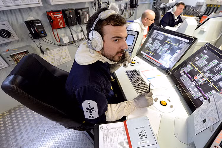 Theo một số nguồn tin, các loại máy tính dùng cho hệ thống Sea Viper sử dụng phiên bản hệ điều hành "cũ rích" Windows 2000. Tuy nhiên, chúng được thiết kế lại để đảm bảo nhiệm vụ vận hành vũ khí và nhất là việc bảo mật. Nguồn ảnh: Wikipedia