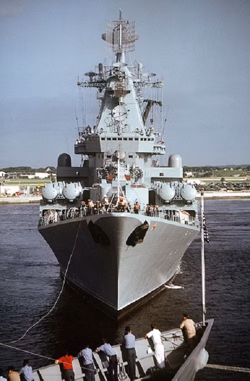 Tuần dương hạm Đề án 1164 Atlant được nhà máy 61 Kommunara ở Mykolaiv, Ukraine sản xuất từ cuối những năm 1960, tích hợp hàng loạt công nghệ tiên tiến nhất thời bấy giờ chỉ nhằm mục đích hủy diệt các nhóm tàu sân bay Mỹ, quét sạch khỏi bầu trời mọi máy bay tiêm kích hạm tiên tiến của Mỹ và NATO. Nguồn ảnh: Wikipedia