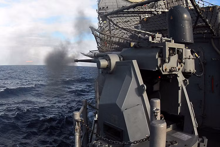 Với các mục tiêu là tàu bè nhỏ, “đỡ phí vũ khí đắt tiền”, các thủy thủ tàu chiến Ticonderoga thường chọn sử dụng bệ pháo cao tốc Mk38 25mm và 4 khẩu đại liên M2 12,7mm. Nguồn ảnh: Wikipedia