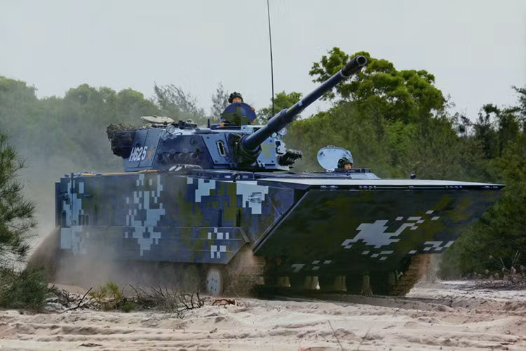 Về các tính năng kỹ chiến thuật khác, ZBD2000 được trang bị một động cơ diesel có công suất 550 mã lực khi di chuyển trên đất liền, còn trên mặt nước là động cơ chân vịt có công suất lên đến 1.474 mã lực cho phép nó di chuyển với vận tốc tới 45km/h. Tầm hoạt động hiệu quả của dòng xe bọc thép này là hơn 500km. Nguồn ảnh: military.china.