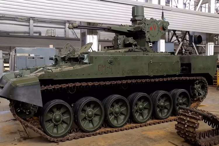 Như đã biết, xe chiến đấu hỗ trợ tăng BMPT ra đời từ yêu cầu cấp thiết rút ra sau cuộc chiến tranh Chechnya lần thứ nhất, tại đây các đơn vị xe tăng chiến đấu chủ lực của Nga đã phải chịu tổn thất nặng nề khi tác chiến trong môi trường đô thị. Nguồn ảnh: Uralvagonzavod.