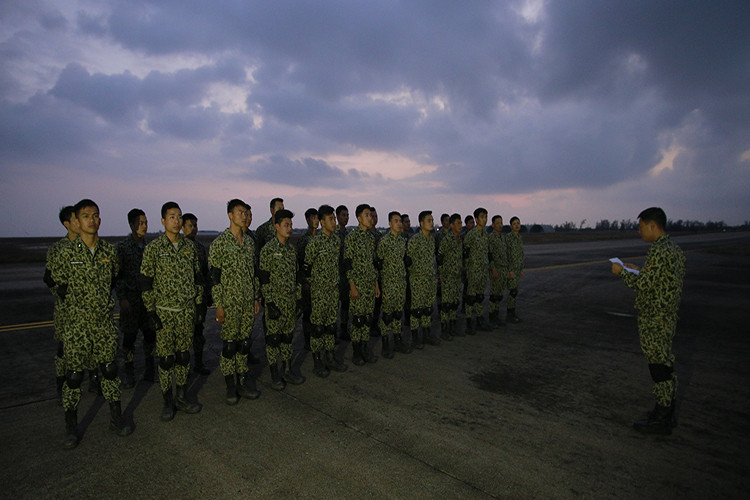 Chỉ huy đơn vị quán triệt nhiệm vụ dưới ánh bình minh trước khi các chiến sĩ thực hành nhảy dù.