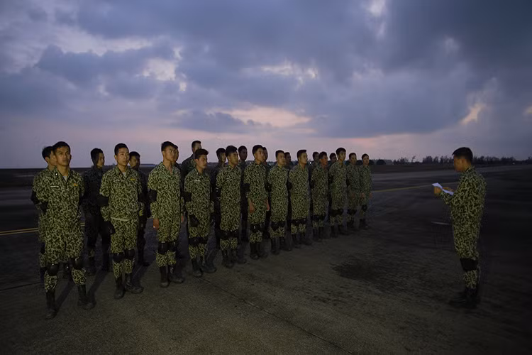 Chỉ huy đơn vị quán triệt nhiệm vụ dưới ánh bình minh trước khi các chiến sĩ thực hành nhảy dù.