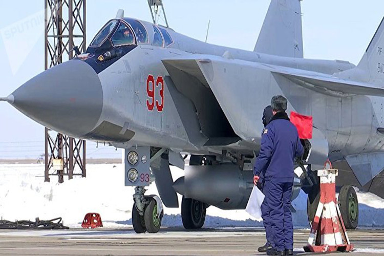 Theo Bộ Quốc phòng Nga, một chiếc tiêm kích đánh chặn siêu thanh MiG-31 của không quân nước này vừa thực hiện phóng thử thành công tên lửa siêu thanh có độ chính xác cao “Kinzhal” (biệt danh dao găm), nhằm kiểm tra khả năng sẵn sàng chiến đấu của loại tên lửa này trong thực chiến. Nguồn ảnh: Bộ Quốc phòng Nga.