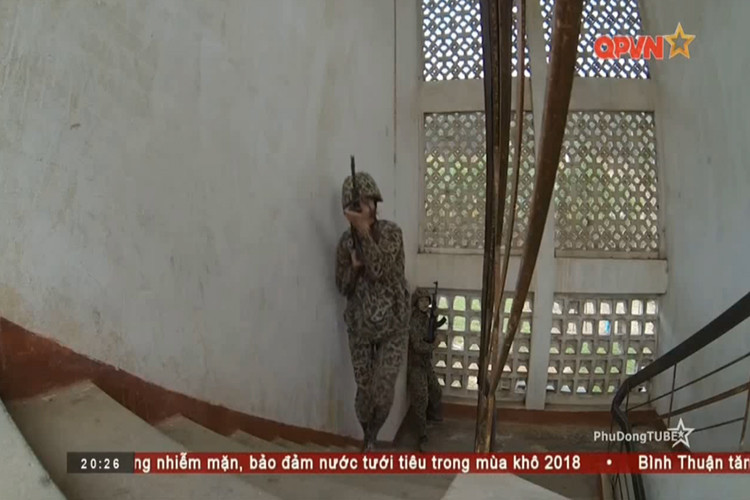 Nhưng vượt qua tất cả những cô gái của Lữ đoàn 113 cũng vượt qua được nổi sợ hãi của bản thân để có thể hoàn thành tốt nội dung huấn luyện trên, mở đầu cho những bài huấn luyện đầy thử thách hơn nữa trong tương lai vốn là những điều tạo nên sức mạnh và ý chí của các chiến sĩ thuộc Binh chủng Đặc công. Nguồn ảnh: QPVN.