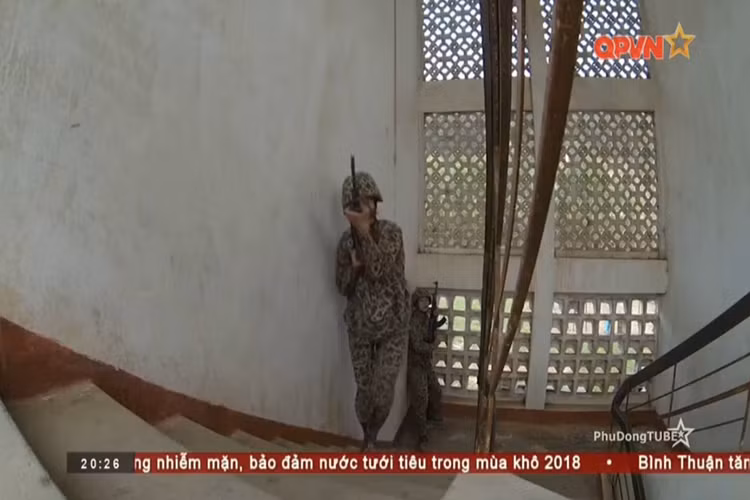 Nhưng vượt qua tất cả những cô gái của Lữ đoàn 113 cũng vượt qua được nổi sợ hãi của bản thân để có thể hoàn thành tốt nội dung huấn luyện trên, mở đầu cho những bài huấn luyện đầy thử thách hơn nữa trong tương lai vốn là những điều tạo nên sức mạnh và ý chí của các chiến sĩ thuộc Binh chủng Đặc công. Nguồn ảnh: QPVN.