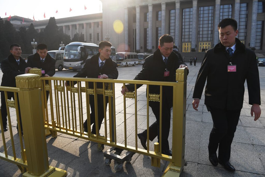 Kỳ họp Lưỡng hội Trung Quốc sẽ diễn ra trong 2 tuần giữa làn khói mù dày đặc của Bắc Kinh. South China Morning Post cho biết vào năm nay, khi các đại biểu của Hội nghị Hiệp thương Chính trị Nhân dân bắt đầu về Đại lễ đường Nhân dân, hai hàng cảnh vệ đã chuẩn bị cho họ một lối đi rộng và ngăn đám đông phóng viên tiếp cận. Trong những năm trước, khoảng sân trước của Đại lễ đường thường là nơi phóng viên có thể tiếp cận đại biểu trước khi họ vào họp và cảnh vệ ít khi can thiệp. Ảnh: AFP.