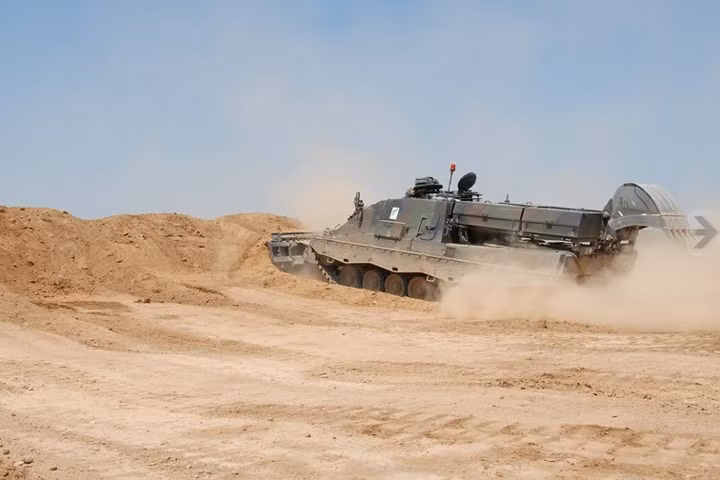 Kíp chiến đấu của xe gồm 3 người, là chỉ huy, lái xe và người vận hành.