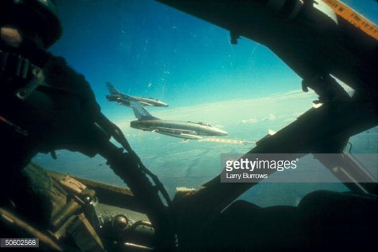 Trong ảnh, tiêm kích – bom F-100 Super Sabre của Mỹ thực hiện bắn tên lửa AGM-12 Bullpup trong một phi vụ không kích ở Việt Nam. Thực ra AGM-12 được phát triển ngay từ sau cuộc chiến tranh Triều Tiên 1953, biên chế từ năm 1959, nhưng mãi tới cuộc chiến tranh Việt Nam mới lần đầu tiên được sử dụng. Nguồn ảnh: GettyImage