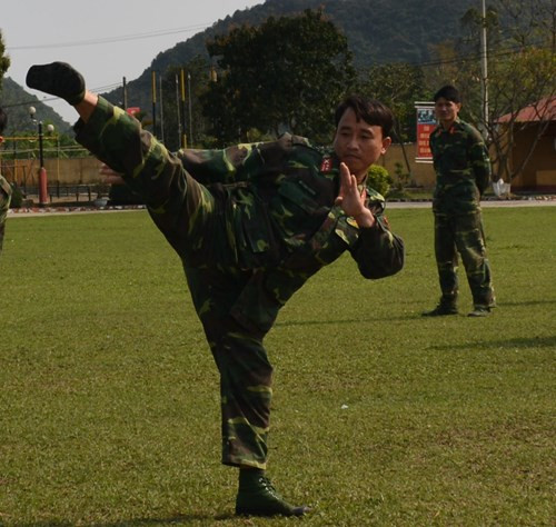 Đại tá Phạm Hữu Khuyến, Chủ nhiệm Trinh sát Quân đoàn 1, cho biết: Để đáp ứng với yêu cầu nhiệm vụ đặc thù đầy khó khăn, gian khổ, hiểm nguy, các đơn vị trinh sát thường xuyên huấn luyện với cường độ cao để bộ đội thực sự “tinh, nhanh, mạnh mẽ, dũng cảm, chính xác, bảo đảm bí mật, an toàn”. Ảnh: Làm mẫu động tác võ thuật cho bộ đội. Nguồn ảnh: QĐND.