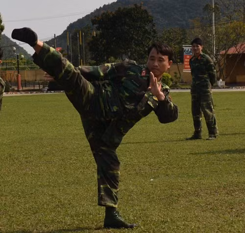 Đại tá Phạm Hữu Khuyến, Chủ nhiệm Trinh sát Quân đoàn 1, cho biết: Để đáp ứng với yêu cầu nhiệm vụ đặc thù đầy khó khăn, gian khổ, hiểm nguy, các đơn vị trinh sát thường xuyên huấn luyện với cường độ cao để bộ đội thực sự “tinh, nhanh, mạnh mẽ, dũng cảm, chính xác, bảo đảm bí mật, an toàn”. Ảnh: Làm mẫu động tác võ thuật cho bộ đội. Nguồn ảnh: QĐND.