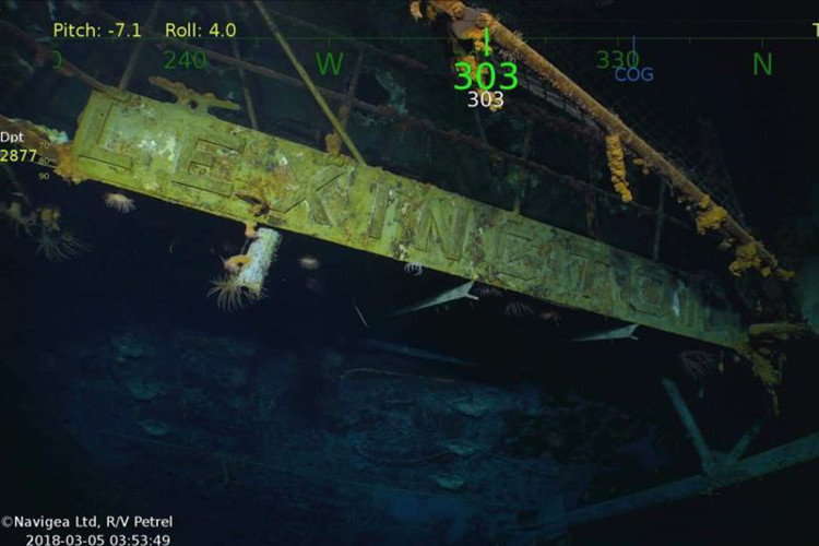 Được biết, con tàu bị chìm trong trận chiến ở biển San hô – diễn ra từ ngày 4 đến ngày 8-5-1942 giữa Hải quân Mỹ và Hải quân Nhật Bản trên Mặt trận Thái Bình Dương trong CTTG 2. Hơn 200 thủy thủ đoàn của USS Lexington đã thiệt mạng trong trận chiến này. Hình ảnh robot thăm dò của tàu RV Petrel tiếp cận tàu USS Lexington, ta có thể dễ dàng nhận ra tên của con tàu này trên bảng kim loại. Nguồn ảnh: Stars and Stripes.