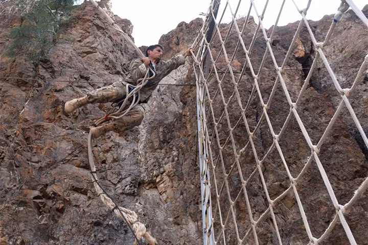 Bộ binh Mỹ đu dây vượt qua hàng rào dây thép gai trong chiến dịch sinh tồn tại Djibouti.