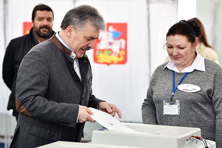 Ứng cử viên Pavel Grudinin của Đảng Cộng sản Nga đi bỏ phiếu. Ảnh: Sputnik