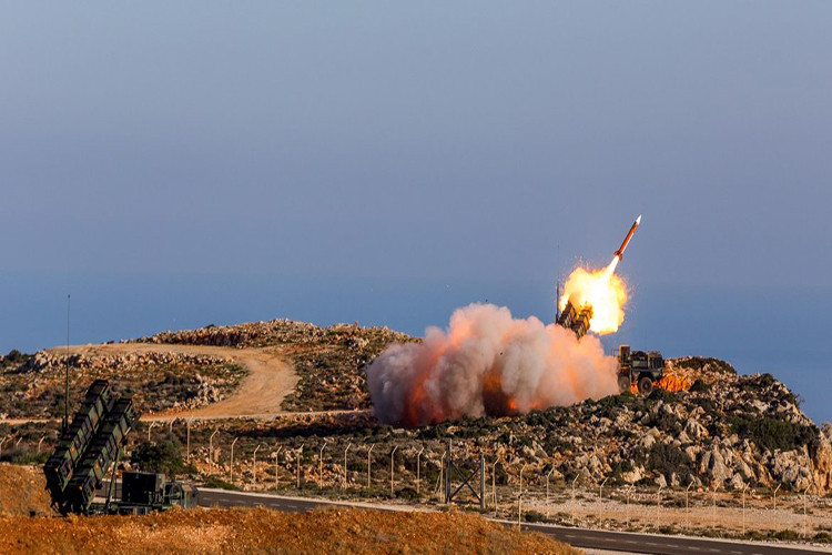 Hiện tại Mỹ mà cụ thể là Tập đoàn Raytheon đã cho ra đời bốn biến thể khác nhau của MIM-104 Patriot, trong đó phổ biến nhất vẫn là biến thể MIM-104F (PAC-3) đang được Quân đội Mỹ và nhiều nước đồng minh sử dụng. Trong số 12 nước trên thế giới (trừ Mỹ) đang sử dụng MIM-104 Patriot, thì riêng khu vực Trung Đông đã có bốn quốc gia gồm Ả-rập Xê-út, UAE, Kuwait và Qatar. Nguồn ảnh: The Defense Post.