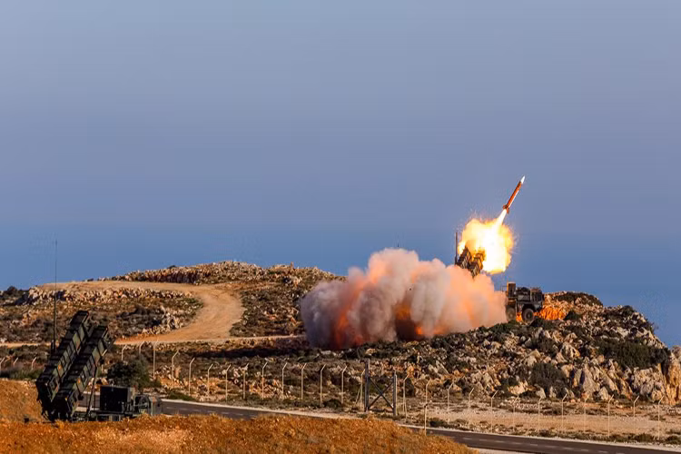 Hiện tại Mỹ mà cụ thể là Tập đoàn Raytheon đã cho ra đời bốn biến thể khác nhau của MIM-104 Patriot, trong đó phổ biến nhất vẫn là biến thể MIM-104F (PAC-3) đang được Quân đội Mỹ và nhiều nước đồng minh sử dụng. Trong số 12 nước trên thế giới (trừ Mỹ) đang sử dụng MIM-104 Patriot, thì riêng khu vực Trung Đông đã có bốn quốc gia gồm Ả-rập Xê-út, UAE, Kuwait và Qatar. Nguồn ảnh: The Defense Post.