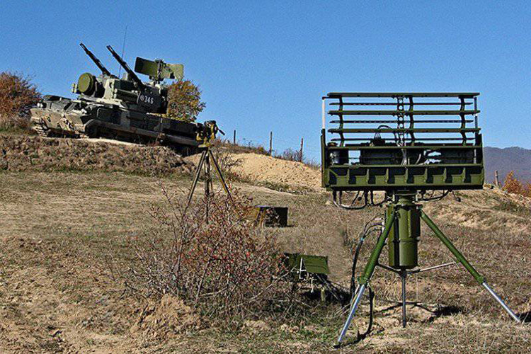 Với kích thước nhỏ gọn, đa năng tổ hợp 1L122-1E được đánh giá có thể triển khai nhanh trên mọi địa hình tác chiến, bao gồm các khu vực địa hình khó khăn, phức tạp vùng rừng núi. Tự động xác định vị trí tọa độ, định hướng thông qua việc sử dụng định vị vệ tinh GLONASS và GPS. Điều này khiến nó phù hợp với yêu cầu tác chiến của Quân đội Syria hiện tại. Nguồn ảnh: topwar.ru.