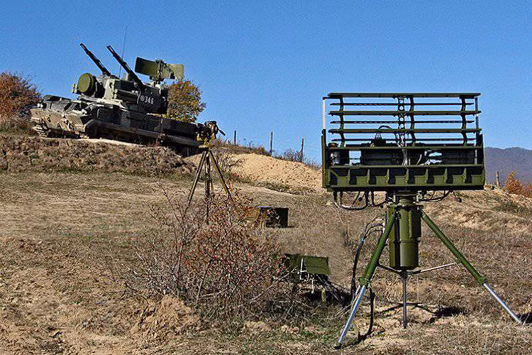 Với kích thước nhỏ gọn, đa năng tổ hợp 1L122-1E được đánh giá có thể triển khai nhanh trên mọi địa hình tác chiến, bao gồm các khu vực địa hình khó khăn, phức tạp vùng rừng núi. Tự động xác định vị trí tọa độ, định hướng thông qua việc sử dụng định vị vệ tinh GLONASS và GPS. Điều này khiến nó phù hợp với yêu cầu tác chiến của Quân đội Syria hiện tại. Nguồn ảnh: topwar.ru.