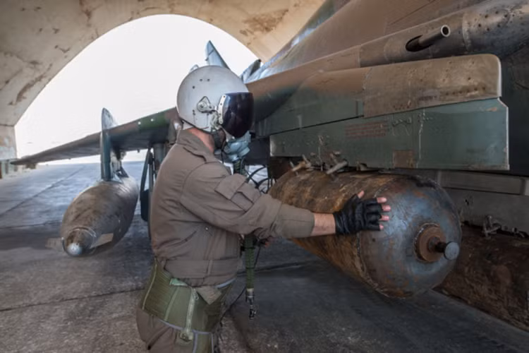 Trong chiến tranh hiện đại ngày nay những pha bổ nhào cắt bom như vậy khá nguy hiểm và ẩn chứa nhiều rủi ro cho cả máy bay lẫn phi công. Nguồn ảnh: FalkeEins.