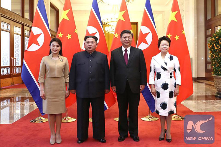 Đây là chuyến công du nước ngoài đầu tiên của ông Kim Jong-un kể từ khi lên nắm quyền năm 2011. Chuyến thăm diễn ra giữa bối cảnh Triều Tiên đang chuẩn bị cho cuộc gặp giữa lãnh đạo Bình Nhưỡng và Soeul và sau đó là với Washington. Đi cùng ông Kim Jong-un trong chuyến thăm Bắc Kinh lần này còn có phu nhân Ri Sol-ju. Nguồn ảnh: News China.