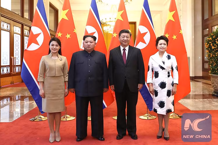 Đây là chuyến công du nước ngoài đầu tiên của ông Kim Jong-un kể từ khi lên nắm quyền năm 2011. Chuyến thăm diễn ra giữa bối cảnh Triều Tiên đang chuẩn bị cho cuộc gặp giữa lãnh đạo Bình Nhưỡng và Soeul và sau đó là với Washington. Đi cùng ông Kim Jong-un trong chuyến thăm Bắc Kinh lần này còn có phu nhân Ri Sol-ju. Nguồn ảnh: News China.