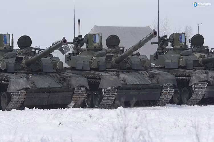 Tập đoàn quốc phòng nhà nước Ukraine Ukroboronprom vừa thông báo đã hoàn tất việc chế tạo và thử nghiệm lô xe tăng chủ lực T-84 Oplot-T cuối cùng theo đơn hàng của Quân đội Hoàng gia Thái Lan. Mặc dù tuyên bố "thành công" này là quá muộn màng so với một thương vụ ký kết vào năm 2011 số lượng 48 xe mà mất tới gần 10 năm mới hoàn thành, tuy nhiên đó cũng là cố gắng đáng ghi nhận của Ukraine với bạn hàng Thái Lan. Nguồn ảnh: Thai Defence