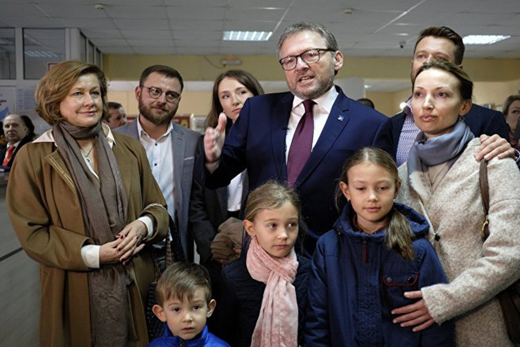 Boris Titov - Ứng cử viên cho Đảng Phát triển nói chuyện với cử tri tại một điểm bỏ phiếu. Ảnh: Sputnik.