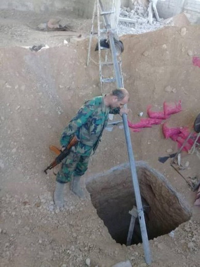 Trong ảnh là một số đường hầm dẫn vào bên trong các địa đạo trong lòng đất được phiến quân xây dựng khắp Đông Ghouta.