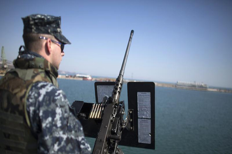 Trong khi đó việc tàu ngầm Kilo hoạt động gần các tàu chiến Mỹ cũng một phần nào đó thể hiện năng lực của lớp tàu ngầm tấn công này dù nó đã tuổi đời gần 40 năm. Tuy nhiên, cũng có thể người Mỹ biết rõ sự xuất hiện của tàu ngầm Nga và quyết định bỏ qua vì trên thực tế Biển Đen không phải là vùng biển lớn nên tàu chiến các nước “đối đầu” nhau không phải là chuyện hiếm có. Nguồn ảnh: VosIzNeias.