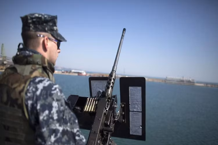 Trong khi đó việc tàu ngầm Kilo hoạt động gần các tàu chiến Mỹ cũng một phần nào đó thể hiện năng lực của lớp tàu ngầm tấn công này dù nó đã tuổi đời gần 40 năm. Tuy nhiên, cũng có thể người Mỹ biết rõ sự xuất hiện của tàu ngầm Nga và quyết định bỏ qua vì trên thực tế Biển Đen không phải là vùng biển lớn nên tàu chiến các nước “đối đầu” nhau không phải là chuyện hiếm có. Nguồn ảnh: VosIzNeias.