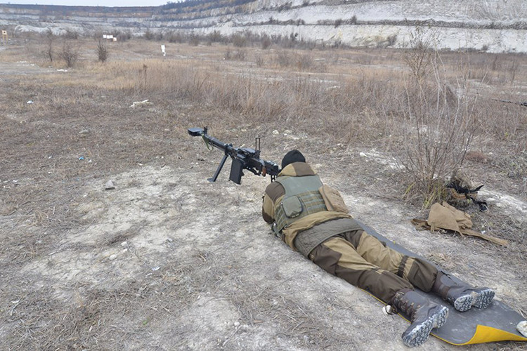 Chi tiết cải tiến đầu tiên trên súng bắn tỉa DShK là việc nó được trang bị một loa che lửa đầu nòng khác với thiết kế tương tự như các dòng súng trường bắn tỉa 12.7mm hiện tại trên thế giới, dùng để triệt âm và giảm độ giật. Nguồn ảnh: ATO.