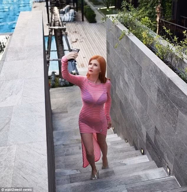 "Thế giới đã thay đổi. Không thể thách thức trước mũi Nga mà không phải gánh chịu hậu quả" Chapman bình luận. Nữ điệp viên Nga gửi thông điệp tới 108.000 người theo dõi tài khoản Instagram: “Mỹ đang áp dụng chiến lược mới, sử dụng vũ khí hạt nhân để đáp trả bất kỳ mối đe dọa nào. Theo quan điểm của tôi, với tình hình hiện nay, Chiến tranh Lạnh trong thế kỷ 20 chỉ như trò đùa trẻ con”.