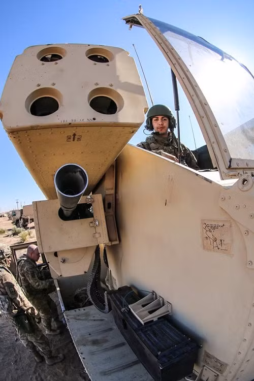 AN/TWQ-1 Avenger là hệ thống phòng không tầm gần di động đang được Quân đội Mỹ và nhiều quốc gia đồng minh sử dụng. Avenger là nền tảng phòng không được thiết kế và sản xuất bởi Tập đoàn Boeing dựa trên các yêu cầu của Quân đội Mỹ trong những năm 1980 và Boeing chỉ mất 10 tháng để tạo nên hệ thống phòng không này. Nguồn ảnh: Quân đội Mỹ.