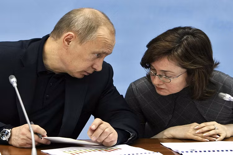 Là nhà kinh tế học nổi tiếng, bà Elvira Nabiullina là một trong số phụ nữ hiếm hoi trong nội các của ông Putin. Bà Nabiullina được bổ nhiệm làm lãnh đạo ngân hàng trung ương Nga từ năm 2013. Việc bổ nhiệm bà Nabiullina ban đầu làm dấy lên nỗi lo ngại về khả năng hoạt động độc lập của ngân hàng trung ương khi bà Nabiullina có mối quan hệ gần gũi với Điện Kremlin. Tuy nhiên cho đến nay, nỗi lo sợ này chưa khi nào trở thành hiện thực. Nguồn ảnh: Business Insider.