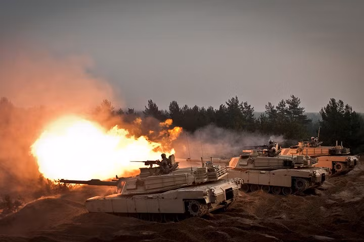 Dàn xe tăng M1A2 Abrams đồng loạt khai hỏa tại trường bắn Adazi, Latvia.