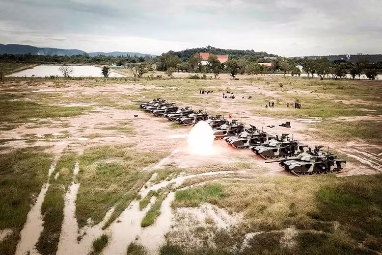 Ban đầu Thái Lan có ý định mua nhiều hơn 48 chiếc, thế nhưng việc Ukraine chậm chễ trong việc bàn giao xe tăng Oplot-T đã khiến Bangkok chùn bước và đi tới quyết định hủy bỏ thương vụ, chỉ nhận đủ số tăng đã ký năm 2011. Ngay sau đó, Bangkok đã quay sang ký mua 38 chiếc xe tăng chủ lực VT-4 do Tập đoàn công nghiệp Hoa Bắc (NORINCO) sản xuất. Và chỉ trong một thời gian cực ngắn, không tới một năm, NORINCO đã bàn giao hơn 10 chiếc VT-4 trong năm 2018. Nguồn ảnh: Thai Defence