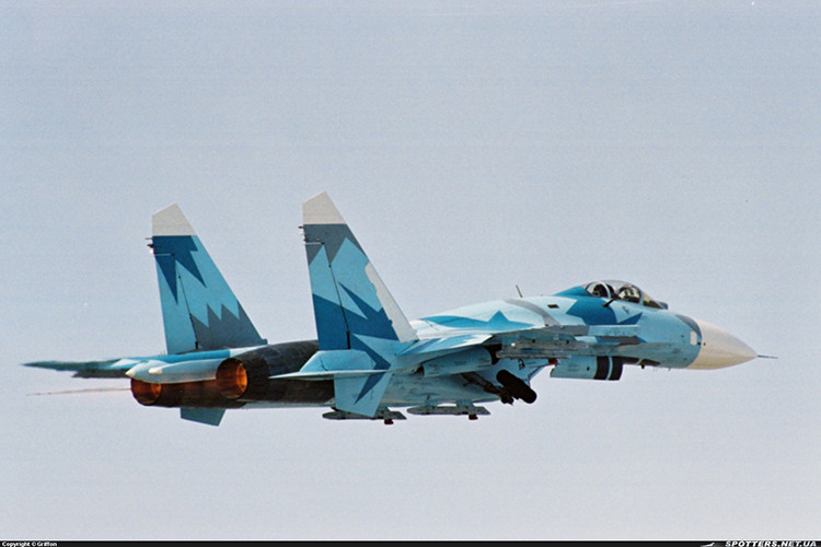 Mặc dù ra đời từ những năm 1980, nhưng với việc liên tục được cải tiến khiến R-27 vẫn được coi là một trong những "sát thủ trên không" nguy hiểm bậc nhất thế giới. Tuy nhiên lịch sử tham chiến của R-27 lại rất kỳ cục, khi nó chủ yếu được dùng để chống lại chính các máy bay do Nga sản xuất. Nguồn ảnh: Durame.