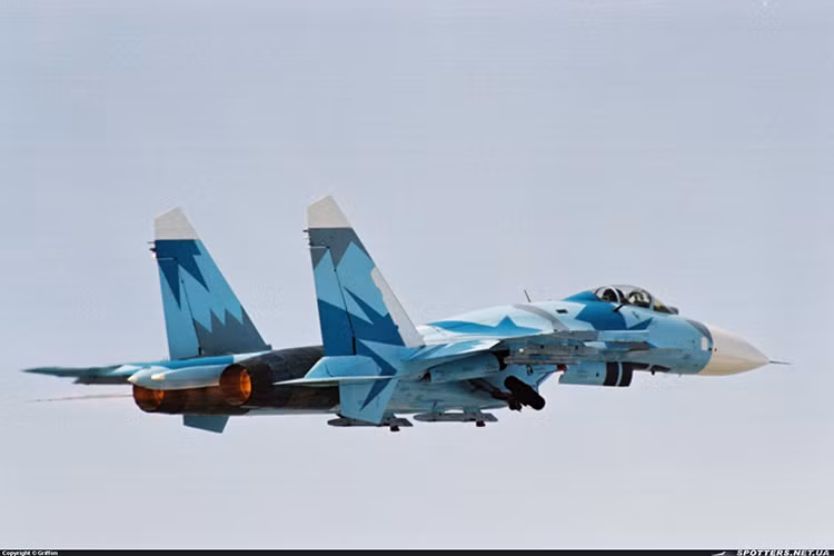 Mặc dù ra đời từ những năm 1980, nhưng với việc liên tục được cải tiến khiến R-27 vẫn được coi là một trong những "sát thủ trên không" nguy hiểm bậc nhất thế giới. Tuy nhiên lịch sử tham chiến của R-27 lại rất kỳ cục, khi nó chủ yếu được dùng để chống lại chính các máy bay do Nga sản xuất. Nguồn ảnh: Durame.