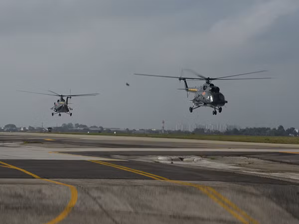 Trung đoàn 930 thực hành bay huấn luyện trên máy bay Mi-8.