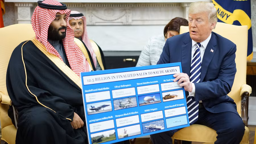 Hình ảnh Tổng thống Mỹ Trump (bên phải) giới thiệu các loại vũ khí Mỹ sẽ xuất bán cho Ả-rập Xê-út trong cuộc gặp với Thái tử Mohammad bin Salman Al Saud tại Nhà Trắng. Nguồn ảnh: RT.