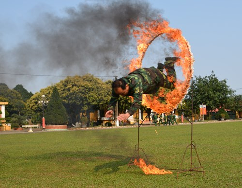 Tới thăm Tiểu đoàn Trinh sát 701 thuộc Bộ Tham mưu Quân đoàn 1 - Binh đoàn Quyết Thắng, chúng tôi không khỏi ngỡ ngàng trước những màn huấn luyện võ thuật, vượt vật cản... của cán bộ, chiến sĩ. Ảnh: Chiến sĩ Tiểu đoàn Trinh sát 701 luyện tập vượt qua vòng lửa. Nguồn ảnh: QĐND.