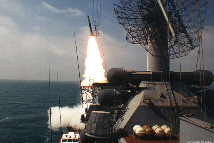 Các tiêm kích hạm F/A-18 hay F-35C liệu có thể đánh bại được Kirov trước khi con tàu này tấn công nhóm tàu sân bay. Câu trả lời là có nhưng khó bởi Kirov là chiếc tàu sở hữu hệ thống phòng không tốt nhất Hải quân Nga, hàng đầu thế giới, không thua kém Aegis là mấy. Nguồn ảnh: Wikipedia