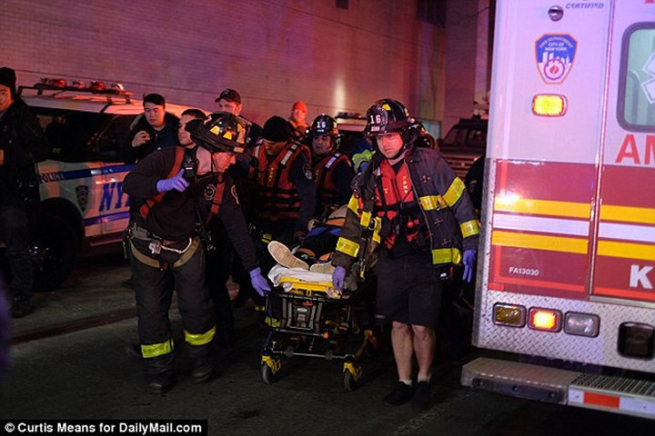 Một trong số các nạn nhân được đưa tới bệnh viện sau vụ tai nạn. Ảnh: Daily Mail.