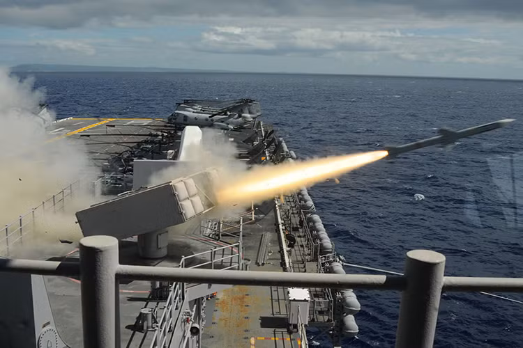 Để có thể tự bảo vệ mình trước các mối đe dọa trên không và trên mặt biển, USS Carl Vinson nói riêng và các tàu sân bay Nimitz nói chung được trang bị hệ thống tự vệ trên hạm được cấu thành bởi ba hệ thống phòng không tiên tiến. Nguồn ảnh: StrategyPage.