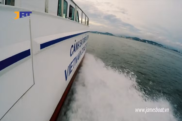 Các tàu MS-50S được trang bị hai động cơ Volvo 370 mã lực cho tốc độ tối đa từ 30-35 hải lý/giờ ngay cả trên vùng biển có sóng giật cấp 5. Số nhiên liệu dự trữ hành trình mà MS-50S có thể mang theo lên đến 2.000 lít. Nguồn ảnh: James Boat.