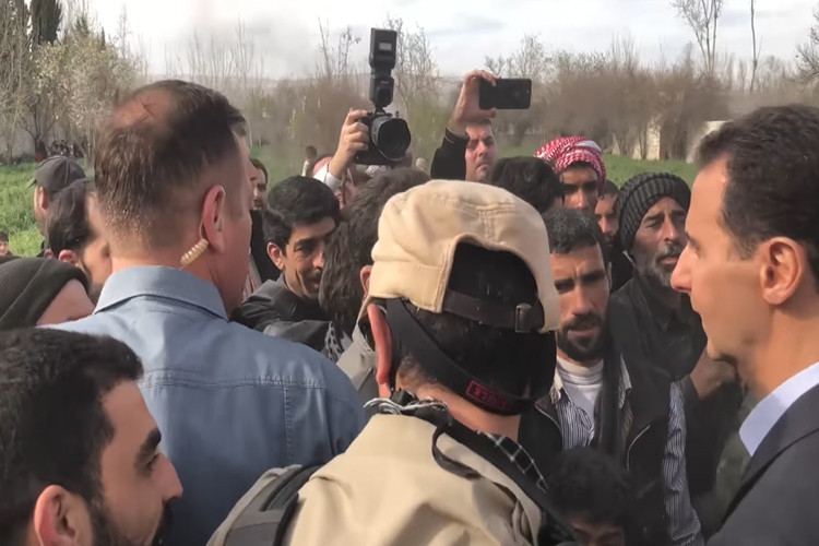 Theo Văn phòng Tổng thống Syria, trong ngày 18/3, Tổng thống Syria Bashar al-Assad đã có chuyến thăm chớp nhoáng đến vùng chiến sự Đông Ghouta nằm ngay vùng ven thủ đô Damascus, nhằm động viên tinh thần chiến đấu của binh sĩ Syria và cam kết bảo vệ người dân ở khu vực này. Ảnh: PresidencySy.