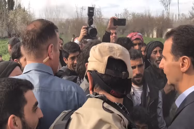 Theo Văn phòng Tổng thống Syria, trong ngày 18/3, Tổng thống Syria Bashar al-Assad đã có chuyến thăm chớp nhoáng đến vùng chiến sự Đông Ghouta nằm ngay vùng ven thủ đô Damascus, nhằm động viên tinh thần chiến đấu của binh sĩ Syria và cam kết bảo vệ người dân ở khu vực này. Ảnh: PresidencySy.