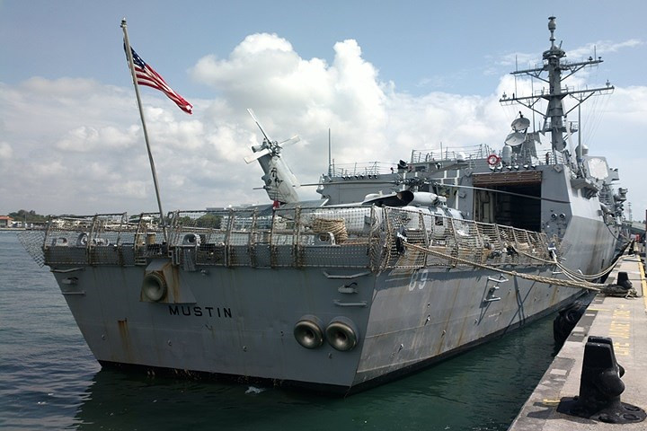 Phía đuôi của khu trục hạm Mustin. Tàu này dài 155,3m và có lượng giãn nước là 9.200 tấn. Ảnh: Wikimedia.